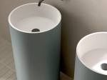 Lavabo totem design de forme cylindrique. Il est conçu en une seule pièce avec des bords droits et des lignes épurées, finition blanche et lisse, Matière Résine Solid Surface, Taille 45 x 45 x 90 cm - LIVRAISON OFFERTE